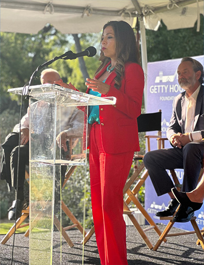 Stephanie Graves of LEe Andrews Group speaking at the Steinberg Institute @ Getty House